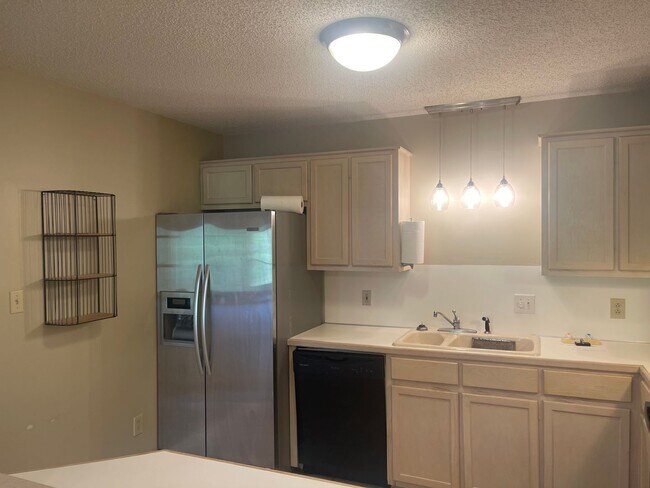 Building Photo - Spacious 2 Bed, 2 Bath Townhouse in Prime Hickory Location – 1,322 Sq. Ft.