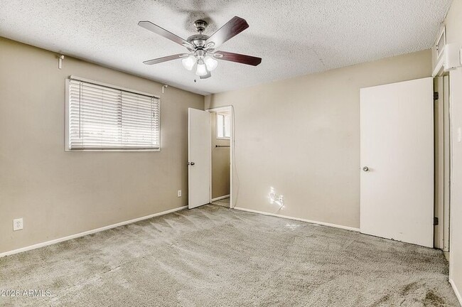 Building Photo - 921 E Campus Dr