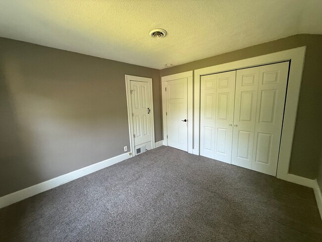 Building Photo - Charming 3-Bedroom Single Family Home in C...