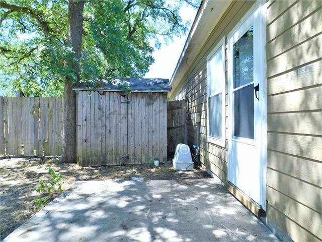 Building Photo - 5992 Robinwood Ln