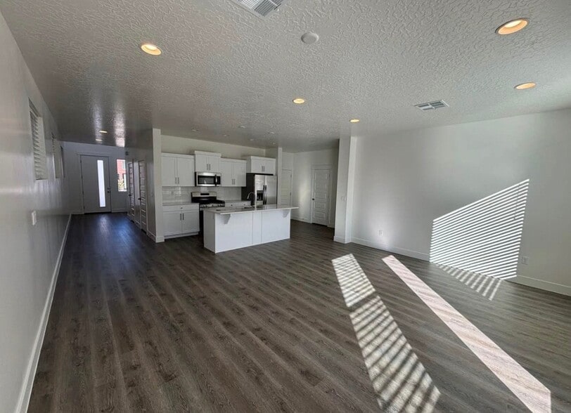 Building Photo - 2346 E Luciano Ln