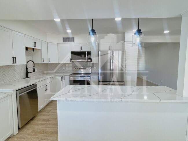 Building Photo - 2401 E Meadowbrook Ave
