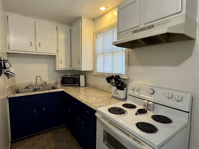 Building Photo - 2331 Woodlawn St