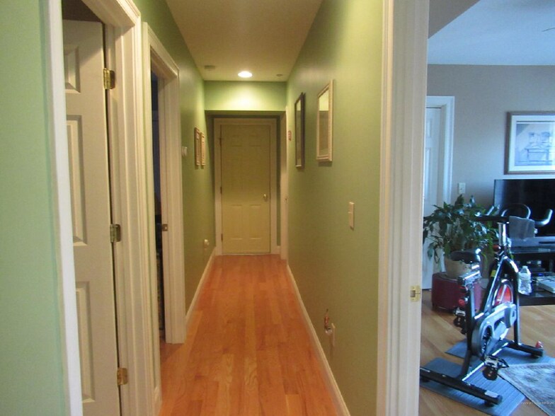 Building Photo - 2 New Gotham Rd