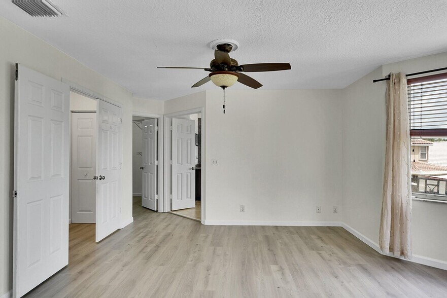 Building Photo - 3354 Greenview Ter W