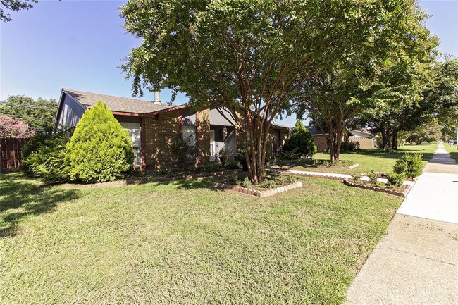 Building Photo - 3321 Pinion Dr