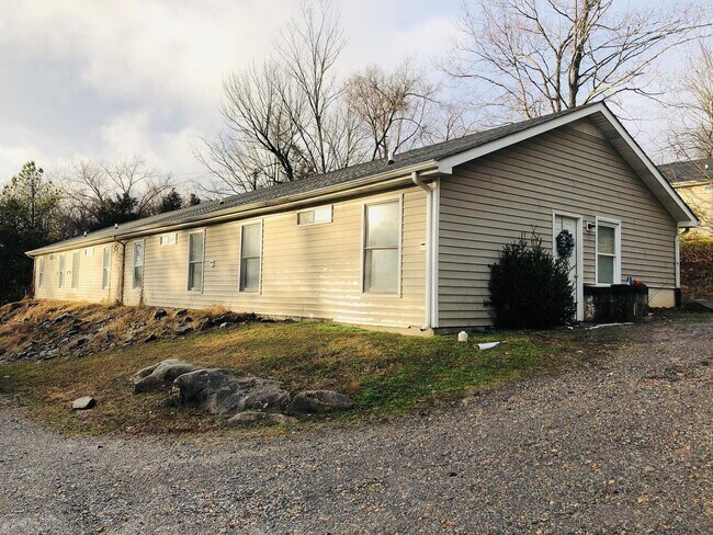 Building Photo - 506 B St