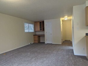 Building Photo - Two bedroom near Twin Peaks Golf Course!