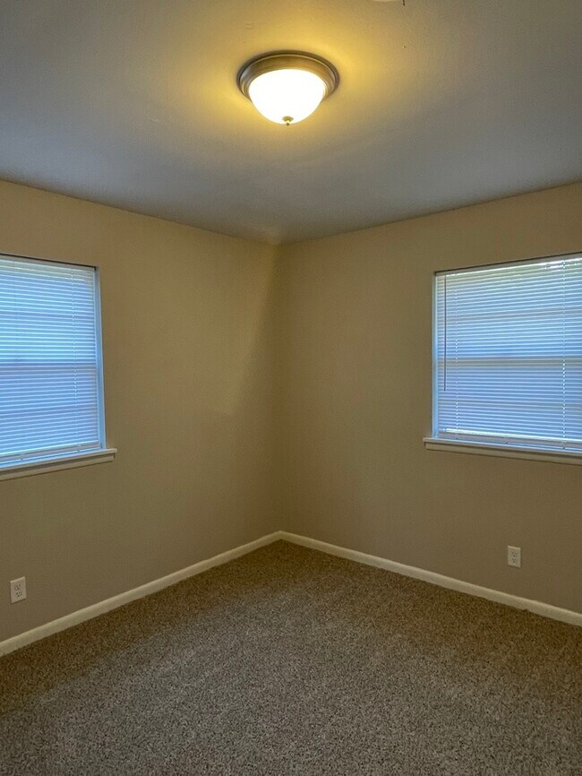 Building Photo - 7015 Eddy Ln