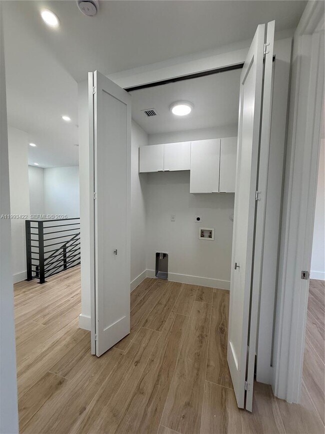 Building Photo - 1981 SW 33rd Ave