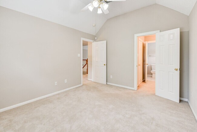 Building Photo - Beautiful 4 bedroom 2.5 bathroom with mass...