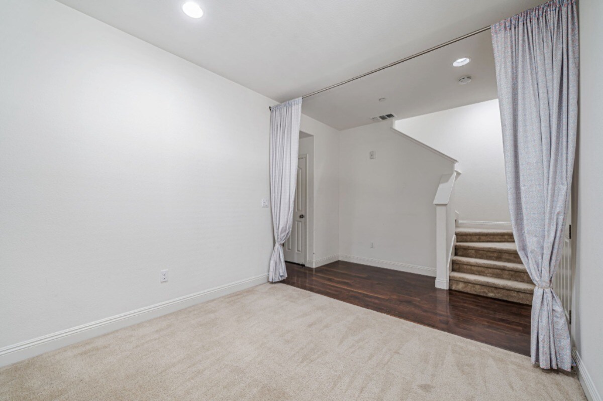 Building Photo - 6704 S Mariposa Ln