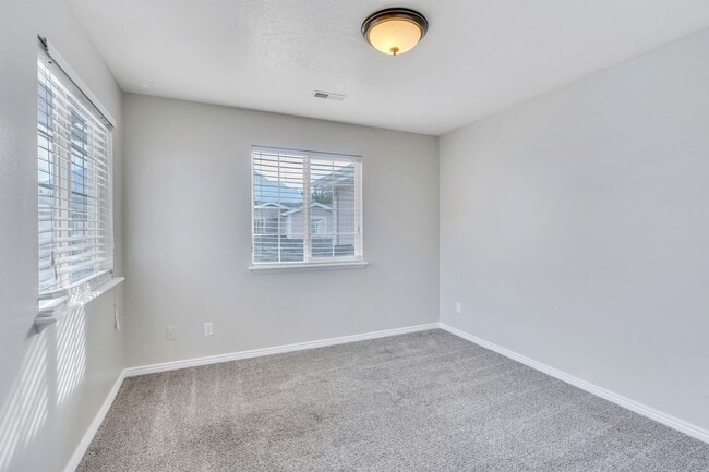 Building Photo - 69 360 W