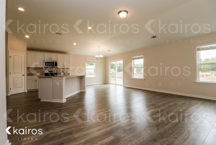 Building Photo - 17 Red Oak Dr.