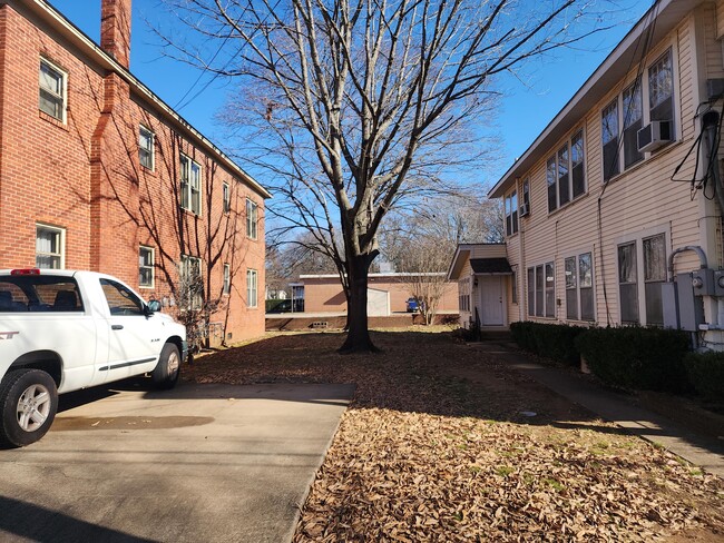 Building Photo - 203 S Cravens St