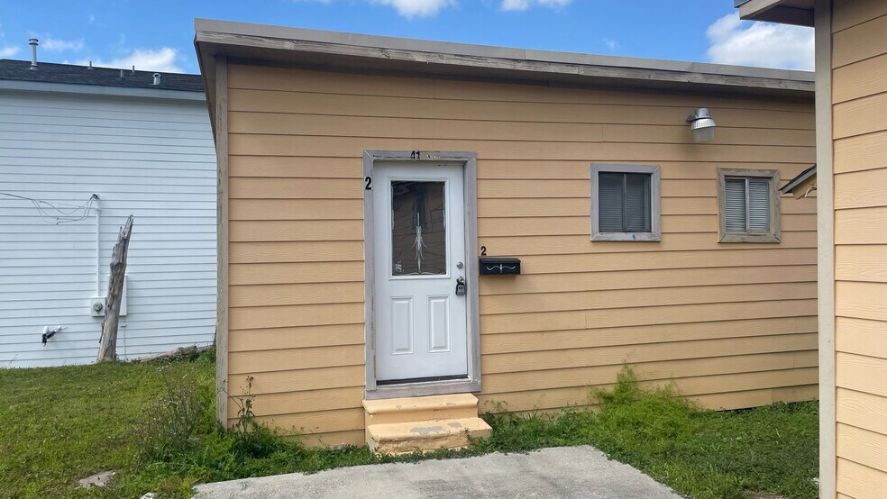 Building Photo - 413 N Live Oak St