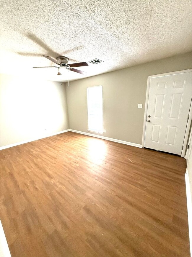 Building Photo - ** 3 Bed 2 Bath located off Woodley rd ** Call 334-366-9198 to schedule a self tour