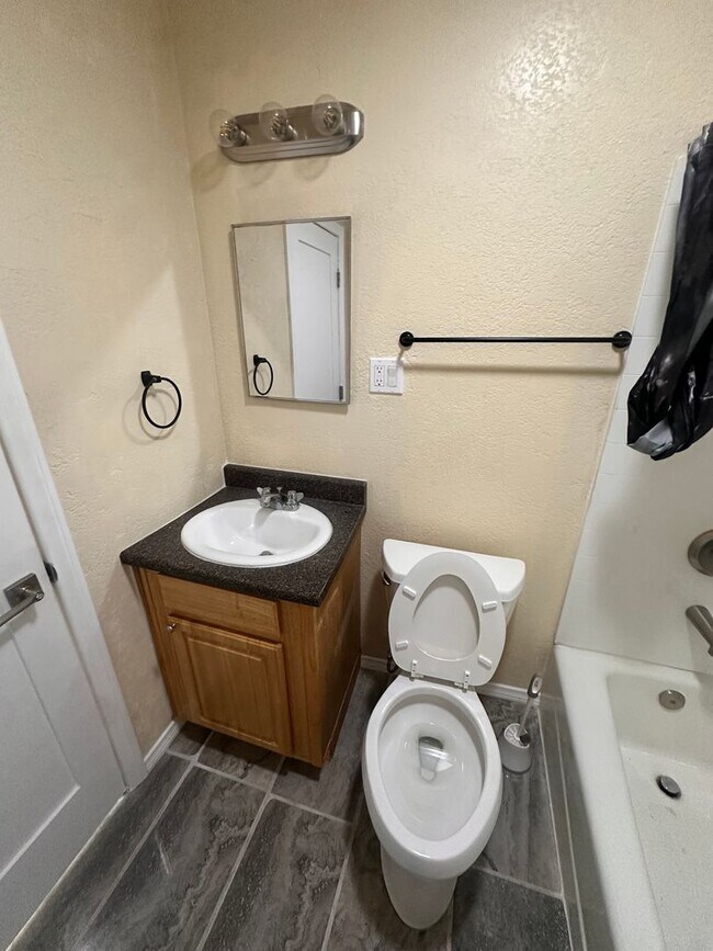Building Photo - 2 Bedroom, 2 BA house for Rent in National...