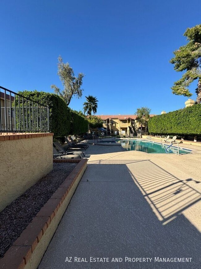 Building Photo - 1126 W Elliot Rd