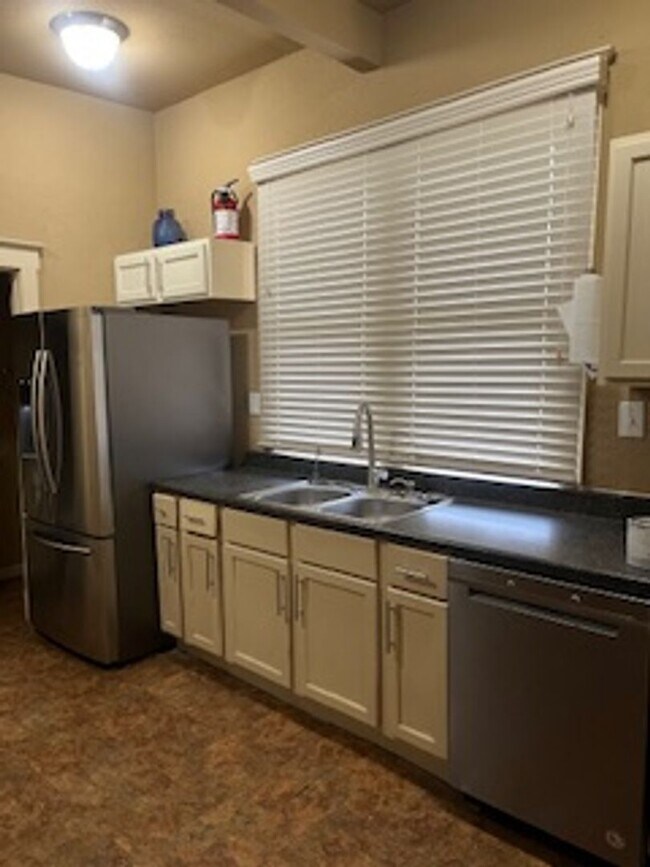 Building Photo - Spacious 5 Bed Home-Freshly Painted, New Roof, Stainless Steel Appliances, located on a Corner Lo...