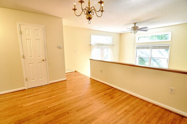 Building Photo - Townhouse close to UNC-CH!