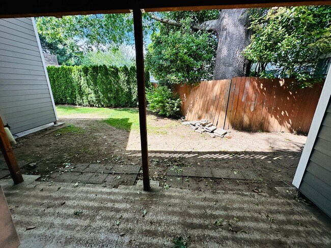Building Photo - 605 SE 121st Ave