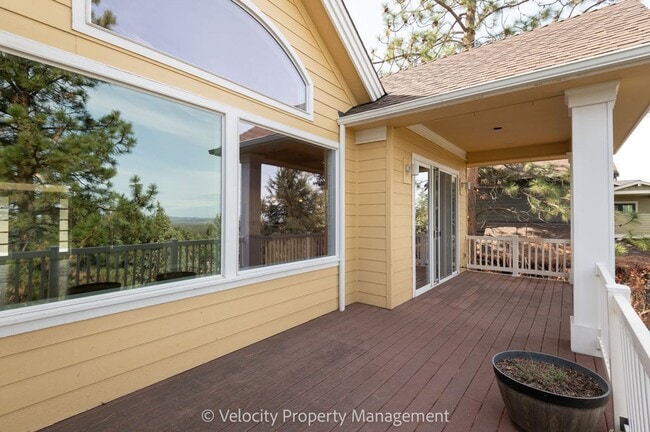 Building Photo - Awbrey Butte Home with Views!