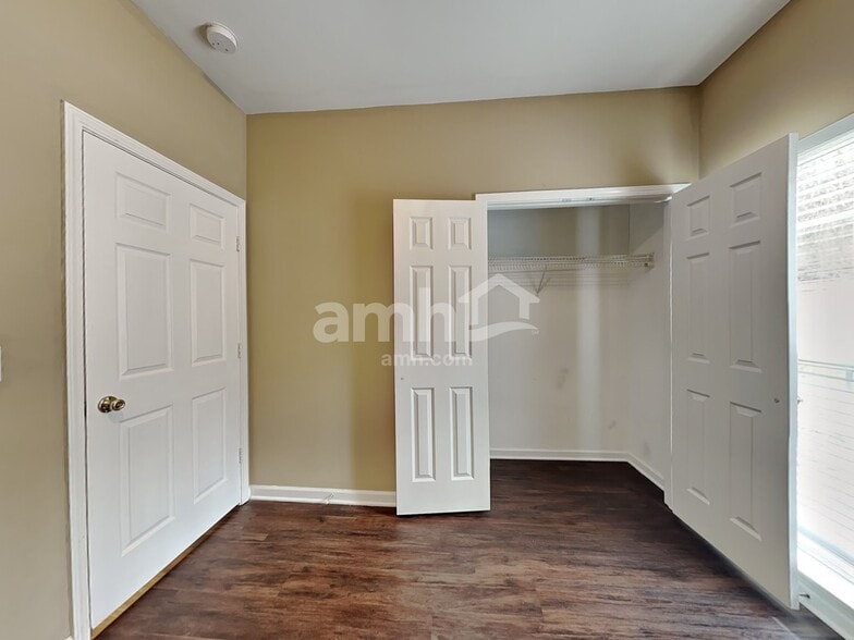 Building Photo - 423 Brownstone St