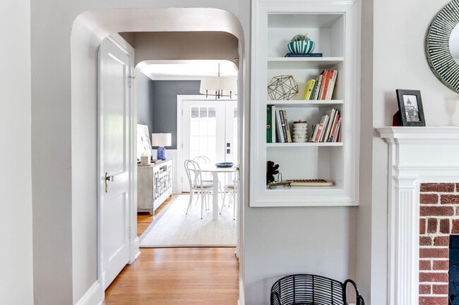 Building Photo - 5000 Bromley Ln