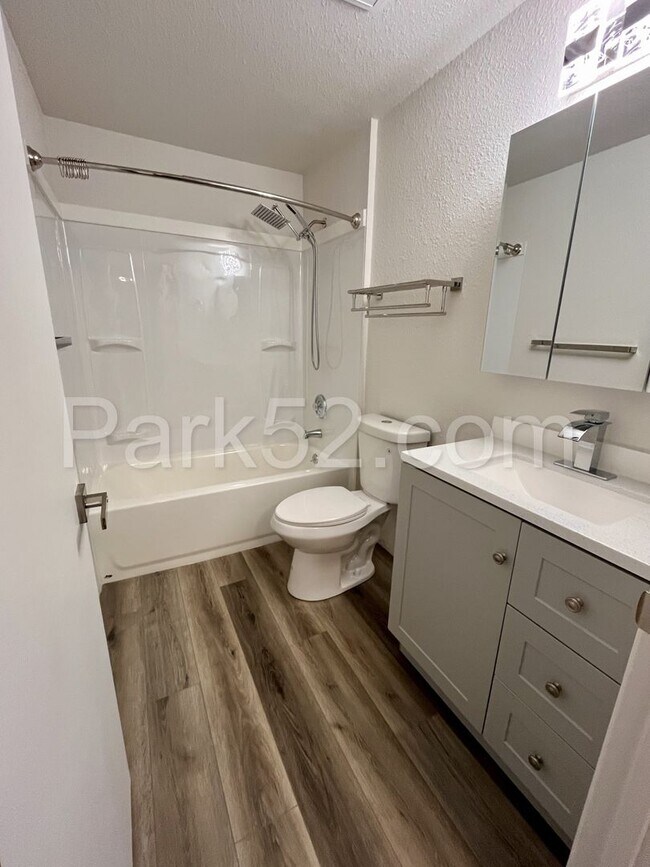 Building Photo - Remodeled 2 Bedroom 1 Bathroom Upper Level Apartment