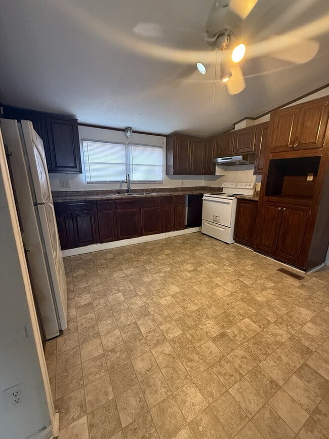 Building Photo - 110 Bratton Dr