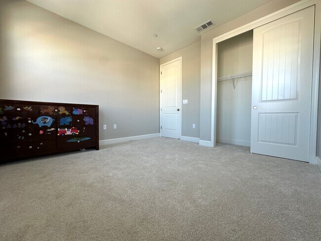 Building Photo - Beautiful Newer 5 Bedroom, 4 Bath in the h...