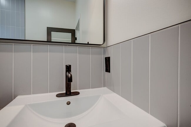 Building Photo - Spacious & Stylish Studio Apartment on W D...