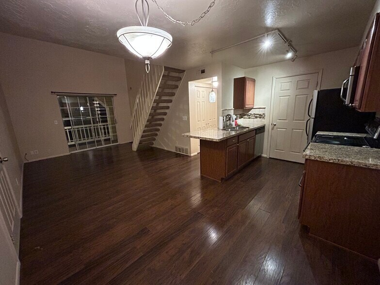 Large Open Living Area - 1221 E Waterside Cv