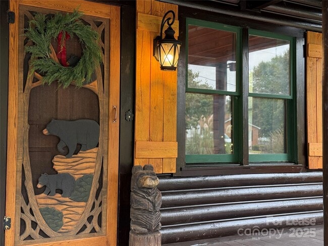 Building Photo - 1011 Lakeshore Dr