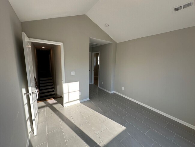 Building Photo - Modern 3 Bedroom, 2.5 Bath Townhouse in Columbia! Apply-your application fee will be credited to ...