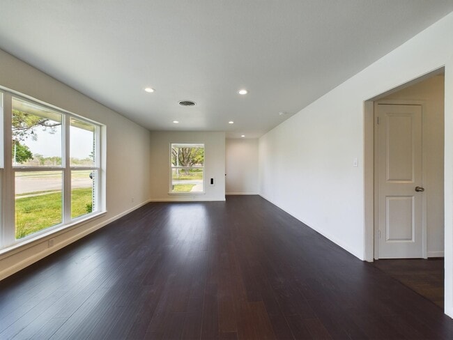 Building Photo - 2231 Latexo Dr