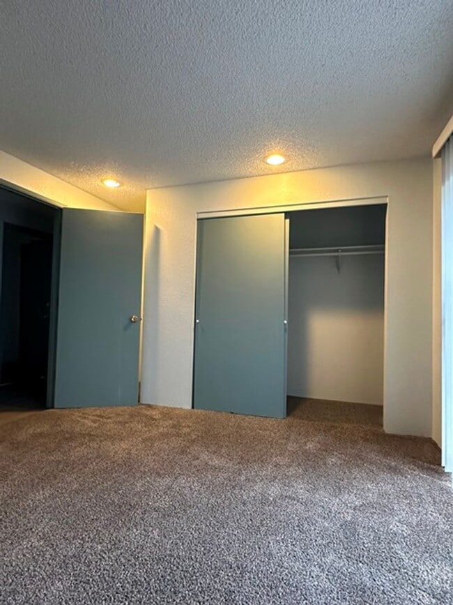 Building Photo - 2 bedroom townhuose