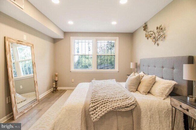 Building Photo - 1149 Summit St NE