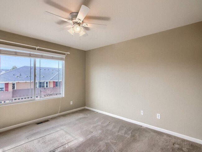 Building Photo - 2 Bedroom Townhome in Denver