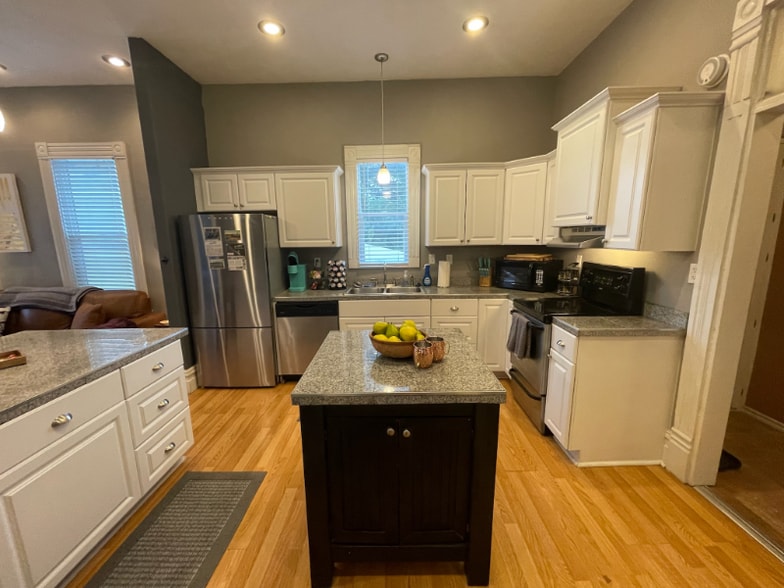 Building Photo - 832 Caledonia St