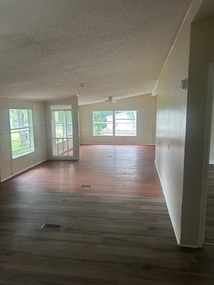 Building Photo - 175 Crescent Creek Ln