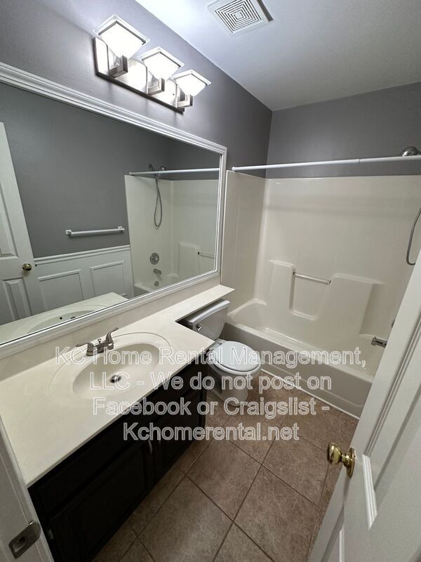 Building Photo - 625 NW Rosaceae Dr