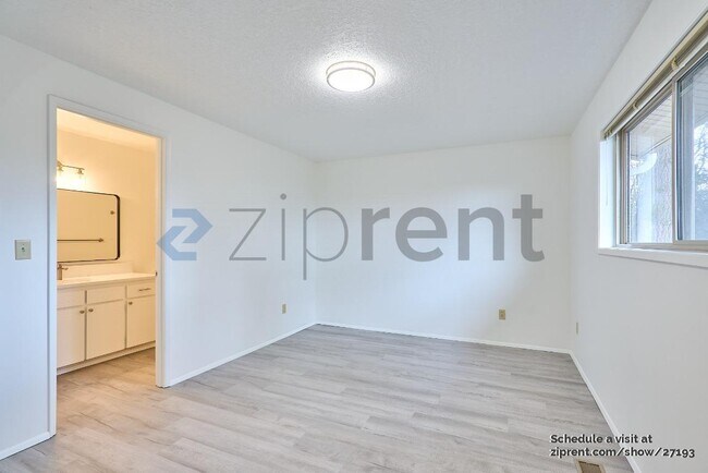 Building Photo - Unit