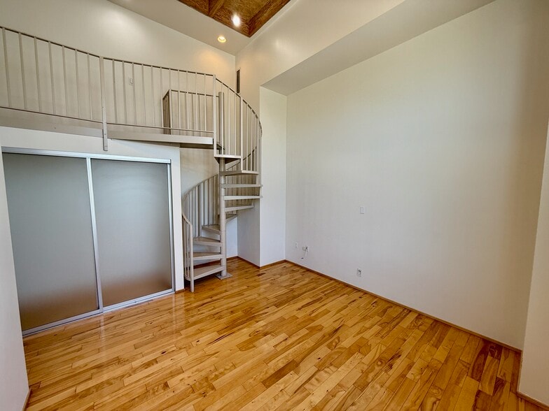 Bedroom - 530 N Larchmont Blvd
