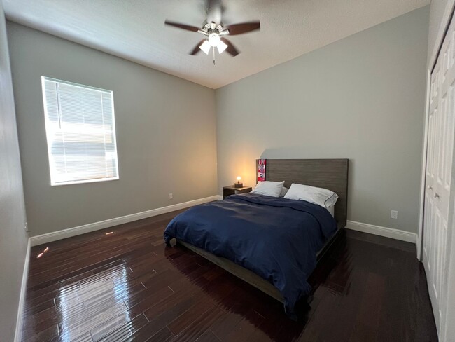 Building Photo - Beautiful 5 Bed 4 Bath Pool Home in the gu...