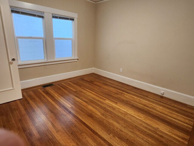 Building Photo - 41st St-343