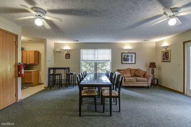 Building Photo - 3 br, 1.5 bath Townhome - Canterbury Place