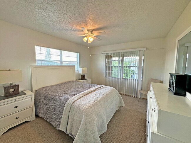 Building Photo - 543 Mansfield M