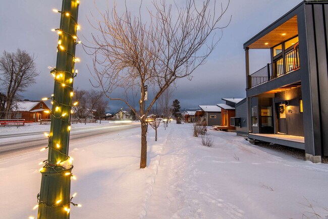 Building Photo - 27 4th St E